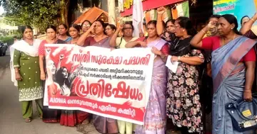 മഹിളാ അസോസിയേഷൻ നെടുവത്തൂർ ഏരിയ കമ്മറ്റിയുടെ നേതൃത്വത്തിൽ എഴുകോണിൽ നടന്ന പ്രതിഷേധയോഗം ജില്ലാ ജോയിന്റ് സെക്രട്ടറി വി സുമലാൽ ഉദ്ഘാടനം ചെയ്യുന്നു.