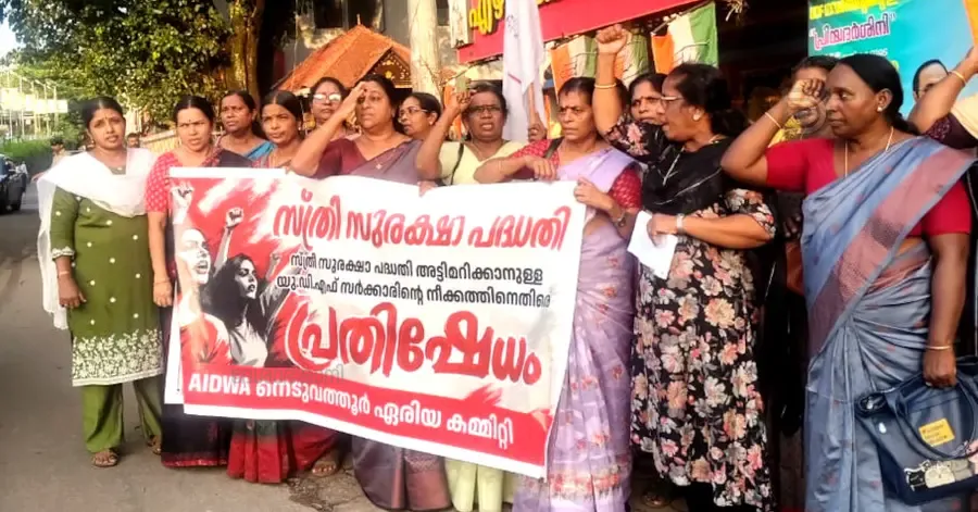 മഹിളാ അസോസിയേഷൻ നെടുവത്തൂർ ഏരിയ കമ്മറ്റിയുടെ നേതൃത്വത്തിൽ എഴുകോണിൽ നടന്ന പ്രതിഷേധയോഗം ജില്ലാ ജോയിന്റ് സെക്രട്ടറി വി സുമലാൽ ഉദ്ഘാടനം ചെയ്യുന്നു.