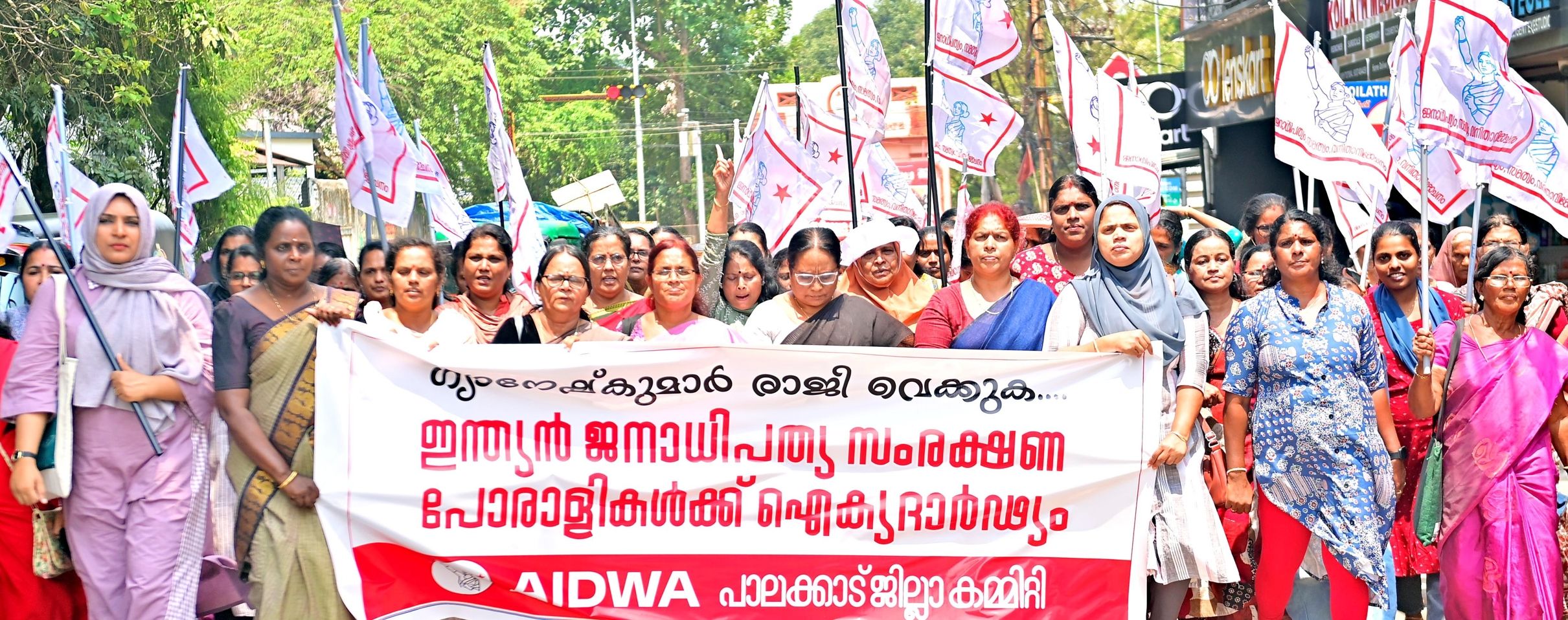 മുഖ്യ തെരഞ്ഞെടുപ്പ് കമീഷണർ ഗ്യാനേഷ് കുമാർ രാജിവയ്ക്കണമെന്നാവശ്യപ്പെട്ട് ഡൽഹിയിൽ നടന്ന സമരത്തിൽ പങ്കെടുത്തവരെ അറസ്റ്റ് ചെയ്ത് മർദിച്ചതിൽ പ്രതിഷേധിച്ച്  ജനാധിപത്യ മഹിളാ അസോസിയേഷൻ പാലക്കാട് നടത്തിയ പ്രകടനം 
