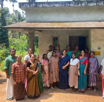 മഹിള അസോസിയേഷൻ നേതാക്കൾ അട്ടപ്പാടിയിലെ ശിശുമരണം നടന്ന വീട്  സന്ദർശിച്ചപ്പോൾ