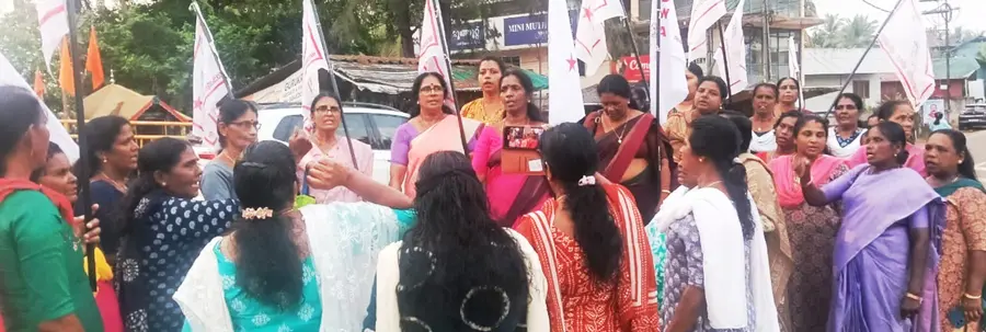 മഹിളാ അസോസിയേഷൻ കുട്ടനാട് ഏരിയാകമ്മിറ്റികിടങ്ങറയിൽ നടത്തിയ പ്രതിഷേധ പ്രകടനം