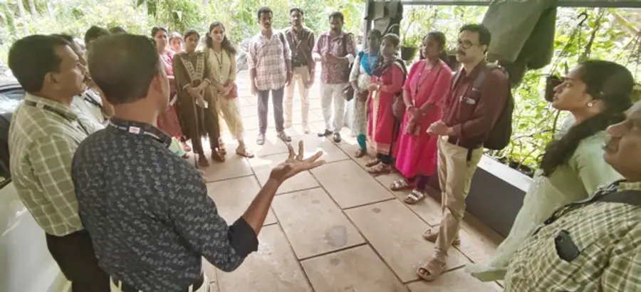 ജില്ലാ മലേറിയ ഓഫീസർ മുഹമ്മദ് റിയാസ് ആരോഗ്യപ്രവർത്തകർക്ക് നിർദേശം നൽകുന്നു