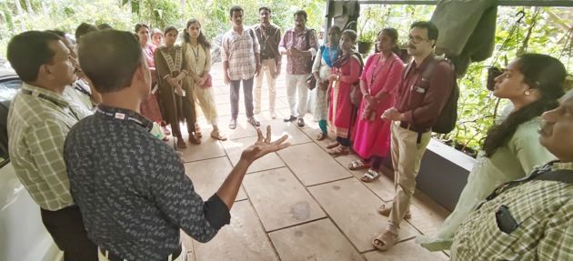 ജില്ലാ മലേറിയ ഓഫീസർ മുഹമ്മദ്‌ റിയാസ് ആരോഗ്യപ്രവർത്തകർക്ക് നിർദേശം നൽകുന്നു