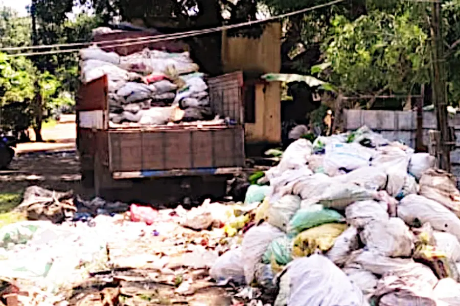 ആലപ്പുഴ റെയിൽവേ സ്റ്റേഷനിൽ മാലിന്യം നീക്കിത്തുടങ്ങിയപ്പോൾ