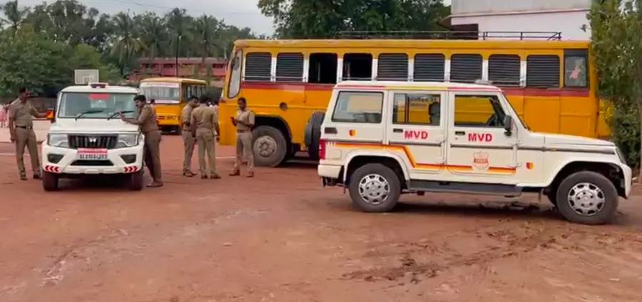 മോട്ടോർ വാഹന ഉദ്യോഗസ്ഥർ തച്ചമ്പാറ സ്കൂളിലെ ബസുകൾ പരിശോധിക്കുന്നു