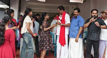 മണ്ണാർക്കാട് മണ്ഡലം എൽഡിഎഫ് സ്ഥാനാർഥി മൻസിൽ അബൂബക്കറിനെ സ്വീകരിക്കുന്ന കുട്ടികൾ