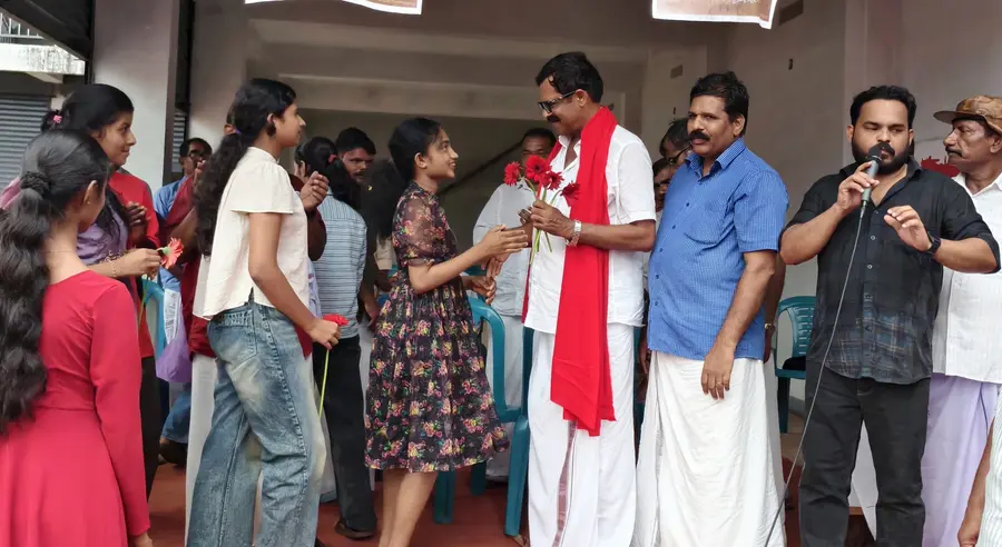മണ്ണാർക്കാട് മണ്ഡലം എൽഡിഎഫ് സ്ഥാനാർഥി മൻസിൽ അബൂബക്കറിനെ സ്വീകരിക്കുന്ന കുട്ടികൾ