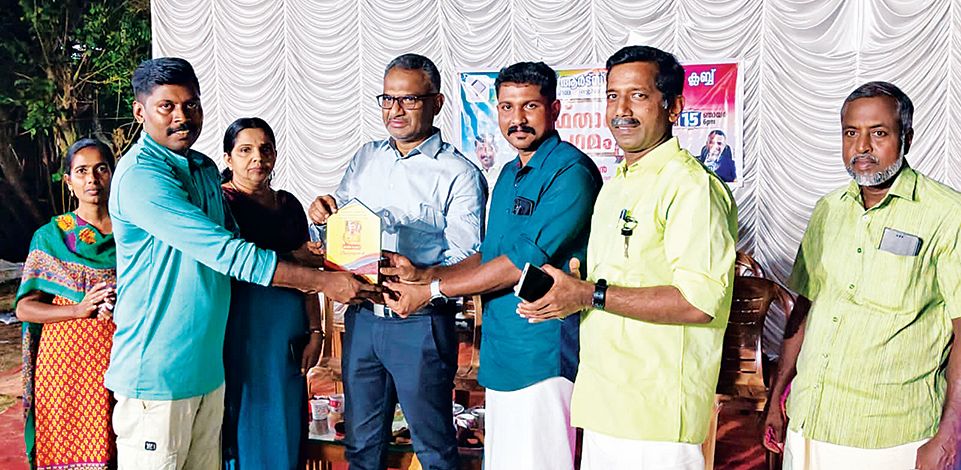 പൊലീസ് മേധാവിയുടെ കമന്റേഷൻ ഡിസ-്ക് ബഹുമതി ലഭിച്ച വി എസ് വിപിന് മുഹമ്മ ചലഞ്ചേഴ്‌സ് ക്ലബ്ബിന്റെ ഉപഹാരം ഹോപ് ഇന്ത്യ ചെയർമാൻ മുഹമ്മദ് കുഞ്ഞ് നൽകുന്നു 