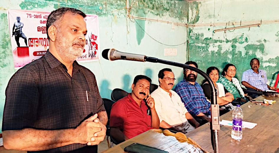 മണ്ണഞ്ചേരിയിൽ അനുസ്മരണം സി പി ഐ എം കോഴിക്കോട്  ജില്ലാ കമ്മിറ്റി അംഗം പി കെ പ്രേംനാഥ് ഉദ്ഘാടനംചെയ്യുന്നു