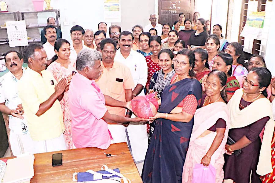 മുഹമ്മ പഞ്ചായത്ത് കിഴങ്ങുവർഗ കൃഷിപ്രോത്സാഹനം പദ്ധതിയിൽ പഞ്ചായത്ത് വൈസ-്പ്രസിഡന്റ് പി എൻ നസീമ നടീൽവസ-്തുക്കൾ വിതരണംചെയ്യുന്നു