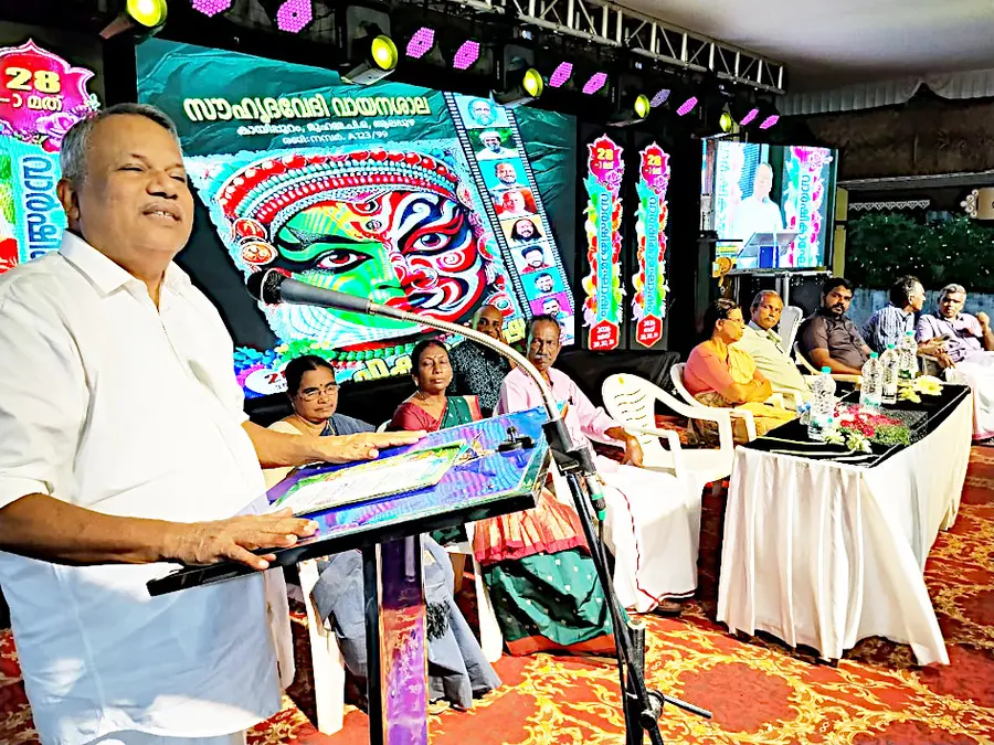 കായിപ്പുറം  സൗഹൃദവേദി വായനശാലയുടെ അനുമോദന സമ്മേളനം  മുൻ മന്ത്രി മുല്ലക്കര രത്നാകരൻ ഉദ്ഘാടനംചെയ്യുന്നു 