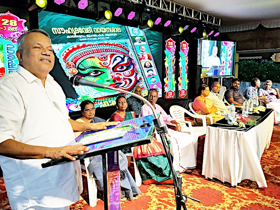 കായിപ്പുറം  സൗഹൃദവേദി വായനശാലയുടെ അനുമോദന സമ്മേളനം  മുൻ മന്ത്രി മുല്ലക്കര രത്നാകരൻ ഉദ്ഘാടനംചെയ്യുന്നു 