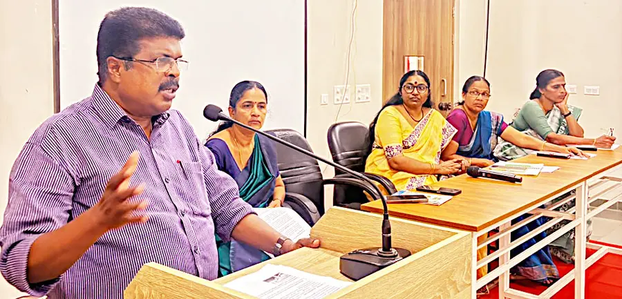 വിജ്ഞാന കേരളം പദ്ധതിയുടെ ഭാഗമായി ആലപ്പുഴ നിയോജകമണ്ഡലത്തിലെ ആലോചനയോഗത്തിൽ പി പി ചിത്തരഞ്ജൻ എംഎൽഎ സംസാരിക്കുന്നു