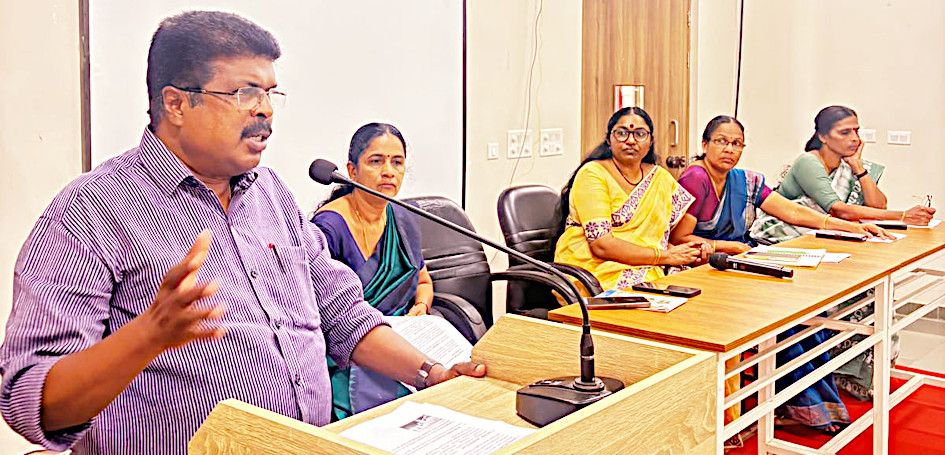 വിജ്ഞാന കേരളം പദ്ധതിയുടെ ഭാഗമായി ആലപ്പുഴ നിയോജകമണ്ഡലത്തിലെ ആലോചനയോഗത്തിൽ പി പി ചിത്തരഞ്ജൻ എംഎൽഎ സംസാരിക്കുന്നു 