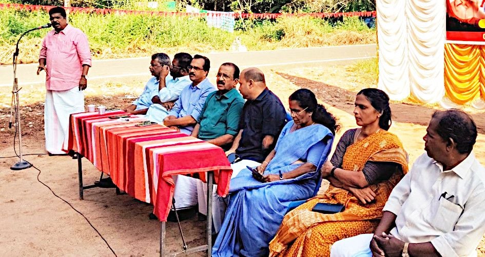 സിപിഐ എം വളവനാട് ലോക്കൽ സെക്രട്ടറിയായിരുന്ന ഡി എം  ബാബു അനുസ്മരണ സമ്മേളനത്തിൽ  പി പി ചിത്തരഞ്ജൻ എംഎൽഎ സംസാരിക്കുന്നു 