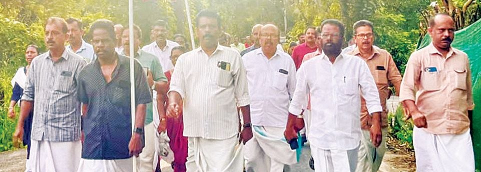 വേമ്പനാട്ട് കായലിലെ ഡ്രഡ്‌ജിങ്ങും മണൽഖനനവും നിർത്തിവയ്‌ക്കണമെന്ന് ആവശ്യപ്പെട്ട് സിപിഐ എം മുഹമ്മ നോർത്ത് ലോക്കൽ കമ്മിറ്റി നടത്തിയ മാർച്ച്‌