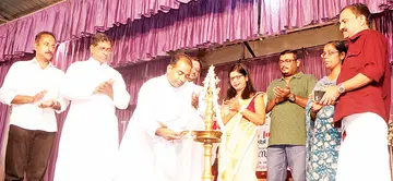 മുഹമ്മ കെ ഇ കാർമൽ സെൻട്രൽ സ്കൂളിൽ കവിസംഗമം  തിരുവനന്തപുരം മാരനല്ലൂർ ക്രൈസ്റ്റ് നഗർ സ്കൂൾ പ്രിൻസിപ്പൽ ഫാ. സാംജി വടക്കേടം ഉദ്ഘാടനംചെയ്യുന്നു