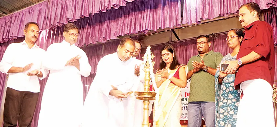 മുഹമ്മ കെ ഇ കാർമൽ സെൻട്രൽ സ്കൂളിൽ കവിസംഗമം തിരുവനന്തപുരം മാരനല്ലൂർ ക്രൈസ്റ്റ് നഗർ സ്കൂൾ പ്രിൻസിപ്പൽ ഫാ. സാംജി വടക്കേടം ഉദ്ഘാടനംചെയ്യുന്നു