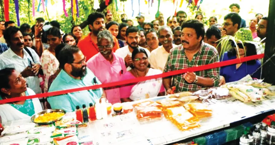 കുടുംബശ്രീ നേതൃത്വത്തിൽ പാതിരാമണലിൽ ആരംഭിച്ച കിയോസ്ക് മന്ത്രി കെ ബി ഗണേഷ്കുമാർ ഉദ്ഘാടനംചെയ്യുന്നു