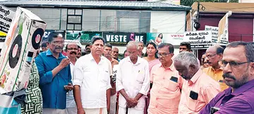 AIKS National Committee member G Venugopal inaugurates the protest organized in Mararikulam under the slogan "Corporations Quit India".