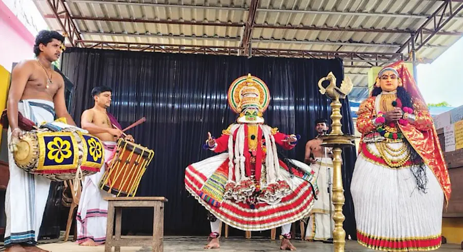 തമ്പകച്ചുവട് ഗവ. യുപി സ്കൂളിൽ വിദ്യാരംഗം കലാസാഹിത്യവേദിയുടെ ഉദ്ഘാടനത്തിനോടനുബന്ധിച്ച്
കല്യാണസൗഗന്ധികം കഥകളി അവതരിപ്പിക്കുന്നു