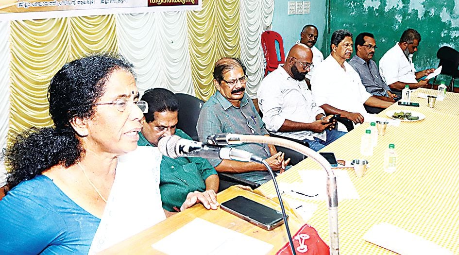 കേരള പ്രവാസി സംഘം മാരാരിക്കുളം ഏരിയ സമ്മേളനം ജില്ലാ പഞ്ചായത്ത് പ്രസിഡന്റ് കെ ജി രാജേശ്വരി ഉദ്ഘാടനംചെയ്യുന്നു