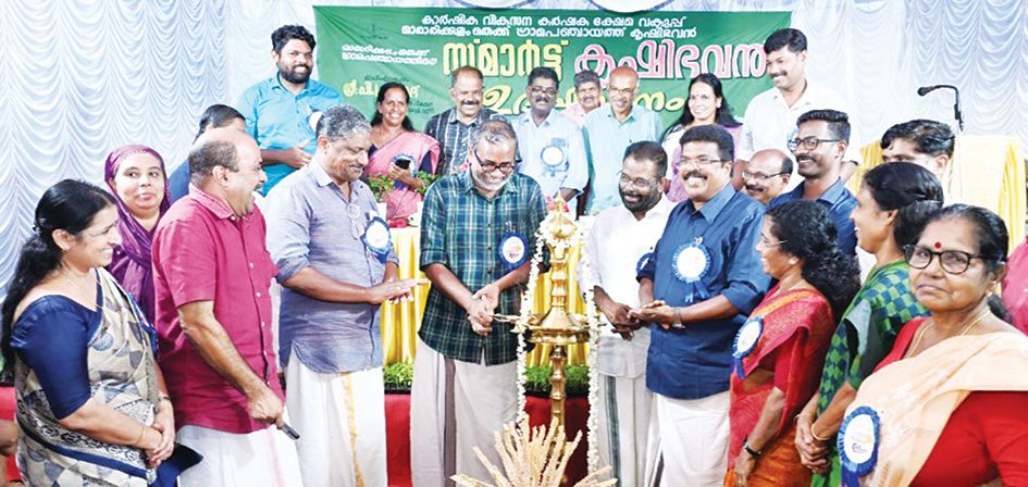 ജില്ലയിലെ ആദ്യ സ്‌മാർട്ട് കൃഷിഭവൻ മാരാരിക്കുളം തെക്ക് പഞ്ചായത്തിൽ മന്ത്രി പി പ്രസാദ് ഉദ്‌ഘാടനംചെയ്യുന്നു