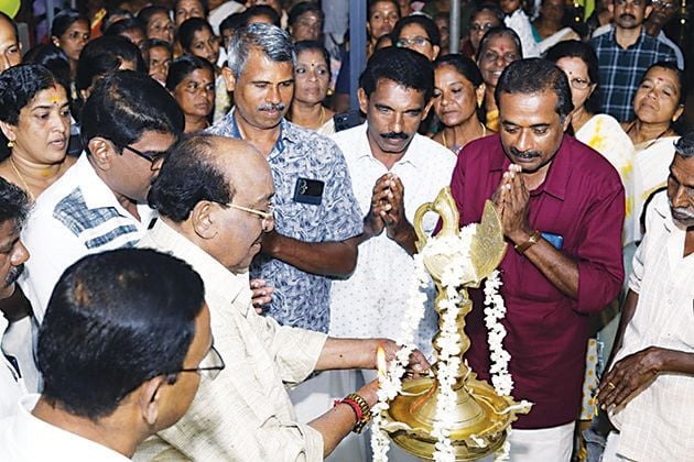 എസ്എൻഡിപി യോഗം വളവനാട് പെരുന്തുരുത്ത് ശാഖായോഗത്തിലെ ശ്രീനാരായണ സമാധിദിനത്തിലെ ദീപക്കാഴ്ചയുടെ ദീപ പ്രകാശനം യോഗം ജനറൽ സെക്രട്ടറി  വെള്ളാപ്പള്ളി നടേശൻ നടത്തുന്നു