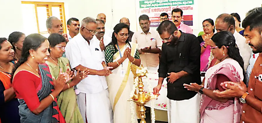 മുഹമ്മ കുടുംബാരോഗ്യകേന്ദ്രത്തിൽ ഹബ്ബ് ലബോറട്ടറി ബ്ലോക്ക് പഞ്ചായത്ത് പ്രസിഡന്റ് കെ ഡി മഹീന്ദ്രൻ ഉദ്ഘാടനംചെയ്യുന്നു