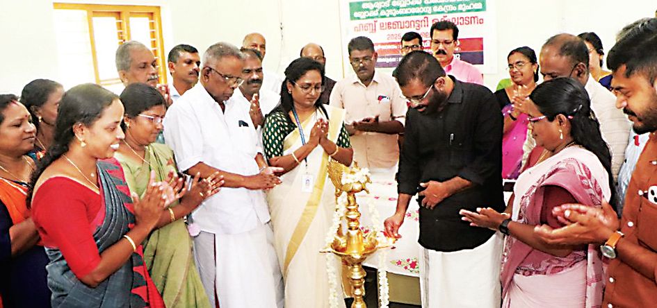 മുഹമ്മ കുടുംബാരോഗ്യകേന്ദ്രത്തിൽ ഹബ്ബ് ലബോറട്ടറി ബ്ലോക്ക് പഞ്ചായത്ത് പ്രസിഡന്റ് കെ ഡി മഹീന്ദ്രൻ ഉദ്ഘാടനംചെയ്യുന്നു