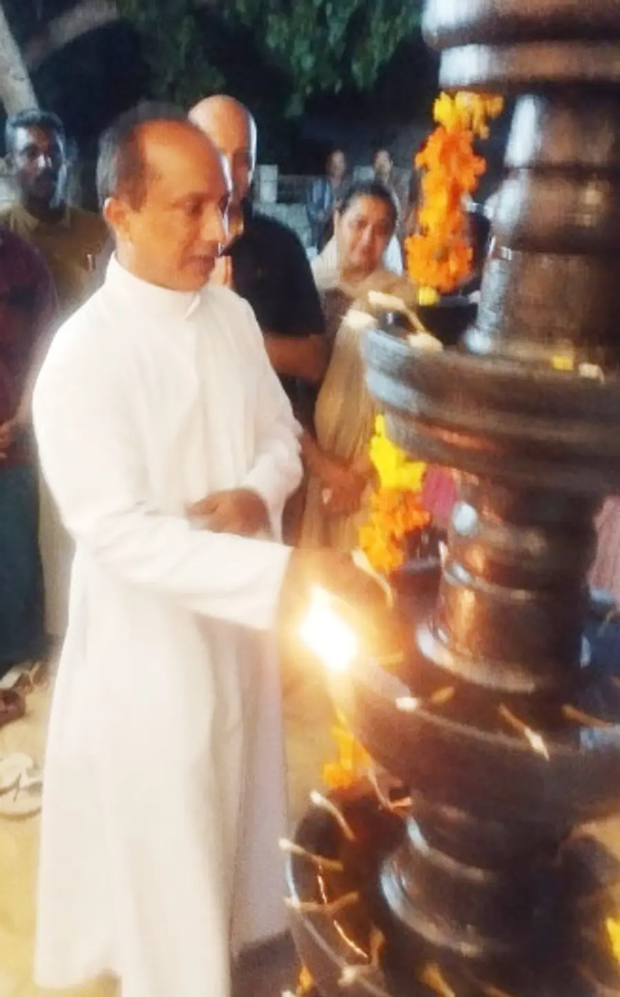 കൽവിളക്ക്.