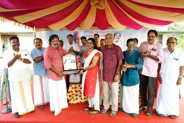 എം എൻ കാവ്യപുരസ്‌കാരം ഡോ. നീതു സി സുബ്രഹ്മണ്യന് കവി കുരീപ്പുഴ ശ്രീകുമാർ സമ്മാനിക്കുന്നു