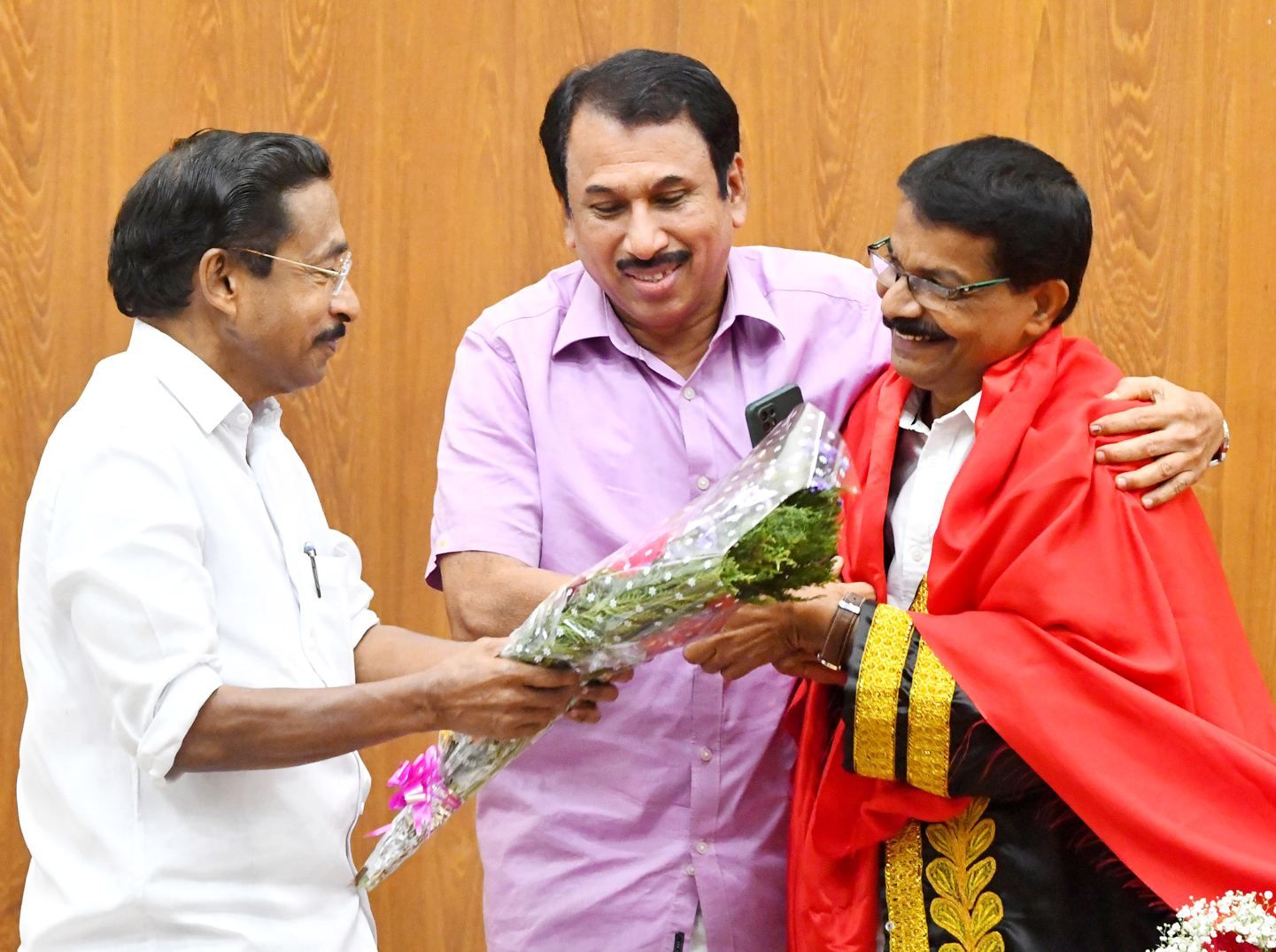കോഴിക്കോട് കോർപറേഷൻ മേയറായി തെരഞ്ഞെടുക്കപ്പെട്ട ഒ സദാശിവനെ സിപിഐ എം ജില്ലാ സെക്രട്ടറി എം മെഹബൂബ്, സംസ്ഥാന കമ്മിറ്റിയംഗം പി മോഹനന്‍ എന്നിവര്‍ അനുമോദിക്കുന്നു