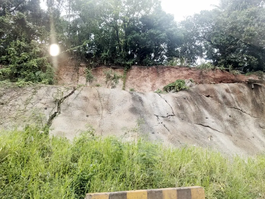 മീത്തലെ കണ്ണൂക്കരയിൽ ദേശീയപാതയിൽ മണ്ണിടിഞ്ഞ ഭാഗം