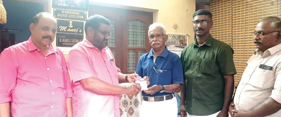 പട്ടികജാതി ക്ഷേമസമിതി കാർത്തികപ്പള്ളി ഏരിയ അംഗത്വ വിതരണം
സംസ്ഥാന കമ്മിറ്റിയംഗം എം ഡി മോഹനൻ വീരമൃത്യുവരിച്ച ജവാൻ മേജർ
മനോജ്കുമാറിന്റെ അച്ഛനും ആർമി റിട്ട. ഉദ്യോഗസ്ഥനുമായ എൻ കൃഷ്ണന് നൽകി ഉദ്ഘാടനംചെയ്യുന്നു