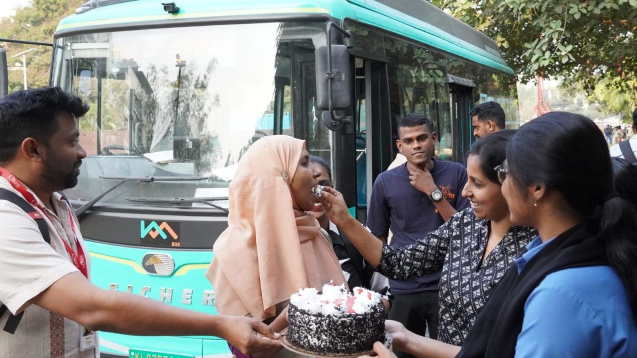 Metro feeder bus.jpg