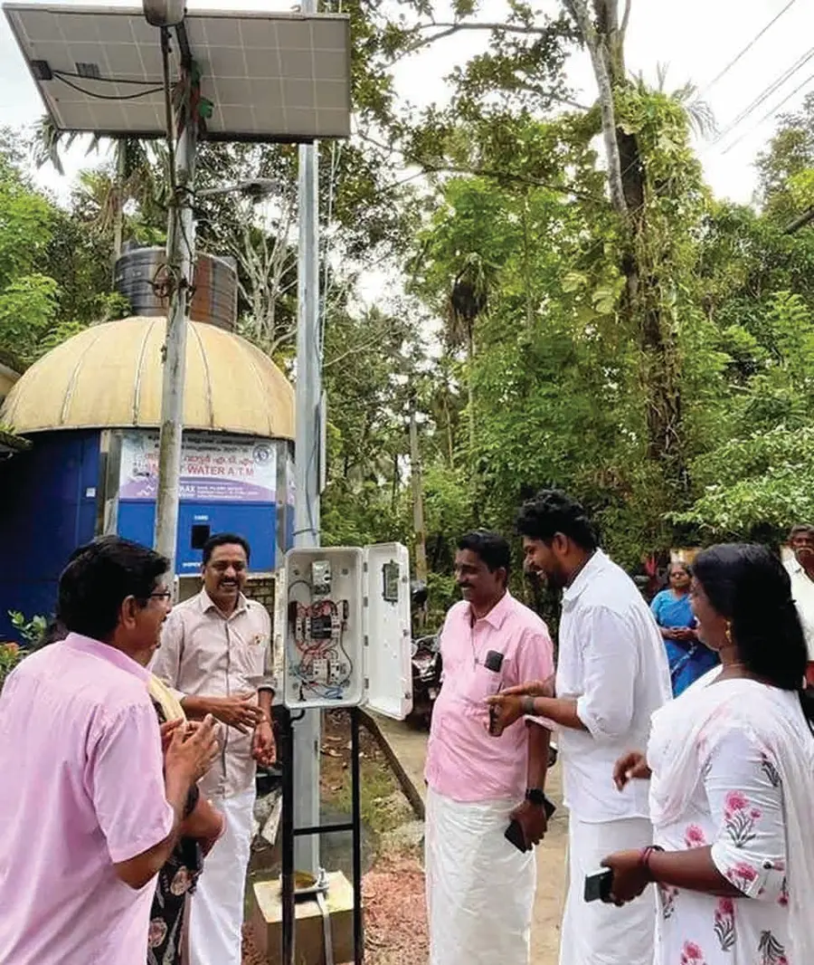 മുതുകുളം ബ്ലോക്ക് പഞ്ചായത്തിന്റെ മിനിമാസ്റ്റ് ലൈറ്റ് പത്തിയൂർ ഇരുമ്പാണി  അങ്കണവാടിയിൽ ബ്ലോക്ക് പഞ്ചായത്ത് പ്രസിഡന്റ്  ടി എസ് താഹ ഉദ്‌ഘാടനം ചെയ്യുന്നു 