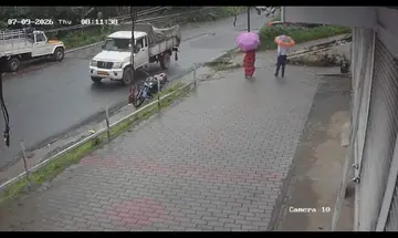 മൈസൂരു റോഡിലൂടെ പോകുന്ന കുടുംബം സഞ്ചരിച്ച പിക്കപ്പിന്റെ സിസിടിവി ദൃശ്യം