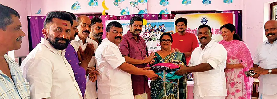 പുത്തൻകുളങ്ങര ചെങ്കിലാത്ത് എൽപി സ്കൂളിൽ പഠനോപകരണ വിതരണം പഞ്ചായത്ത് പ്രസിഡന്റ്
ബി കെ പ്രസാദ് ഉദ്ഘാടനംചെയ്യുന്നു