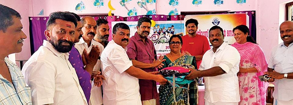 പുത്തൻകുളങ്ങര ചെങ്കിലാത്ത് എൽപി സ്കൂളിൽ പഠനോപകരണ വിതരണം പഞ്ചായത്ത് പ്രസിഡന്റ്‌  ബി കെ പ്രസാദ് ഉദ്ഘാടനംചെയ്യുന്നു