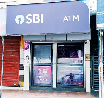 ആലുംമൂട് ജങ്ഷനിലെ  എസ്ബിഐ എടിഎം കൗണ്ടർ