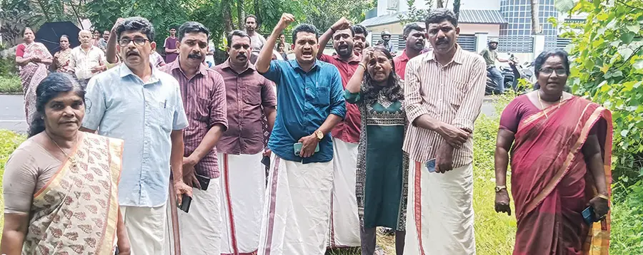 ചെന്നിത്തല ജവഹർ നവോദയ വിദ്യാലയത്തിന് മുന്നിൽ സംഘടിപ്പിച്ച പ്രതിഷേധയോഗം സിപിഐ എം ഏരിയ കമ്മിറ്റിയംഗം കെ പ്രശാന്ത് ഉദ്ഘാടനംചെയ്യുന്നു