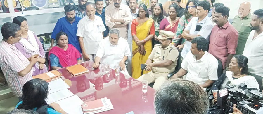 മന്ത്രി സജി ചെറിയാന് ചെന്നിത്തല ജവഹർ നവോദയ സ്കൂള് പ്രിന്സിപ്പല് ജോളി ടോമിനോട് വിവരങ്ങൾ ചോദിച്ചറിയുന്നു