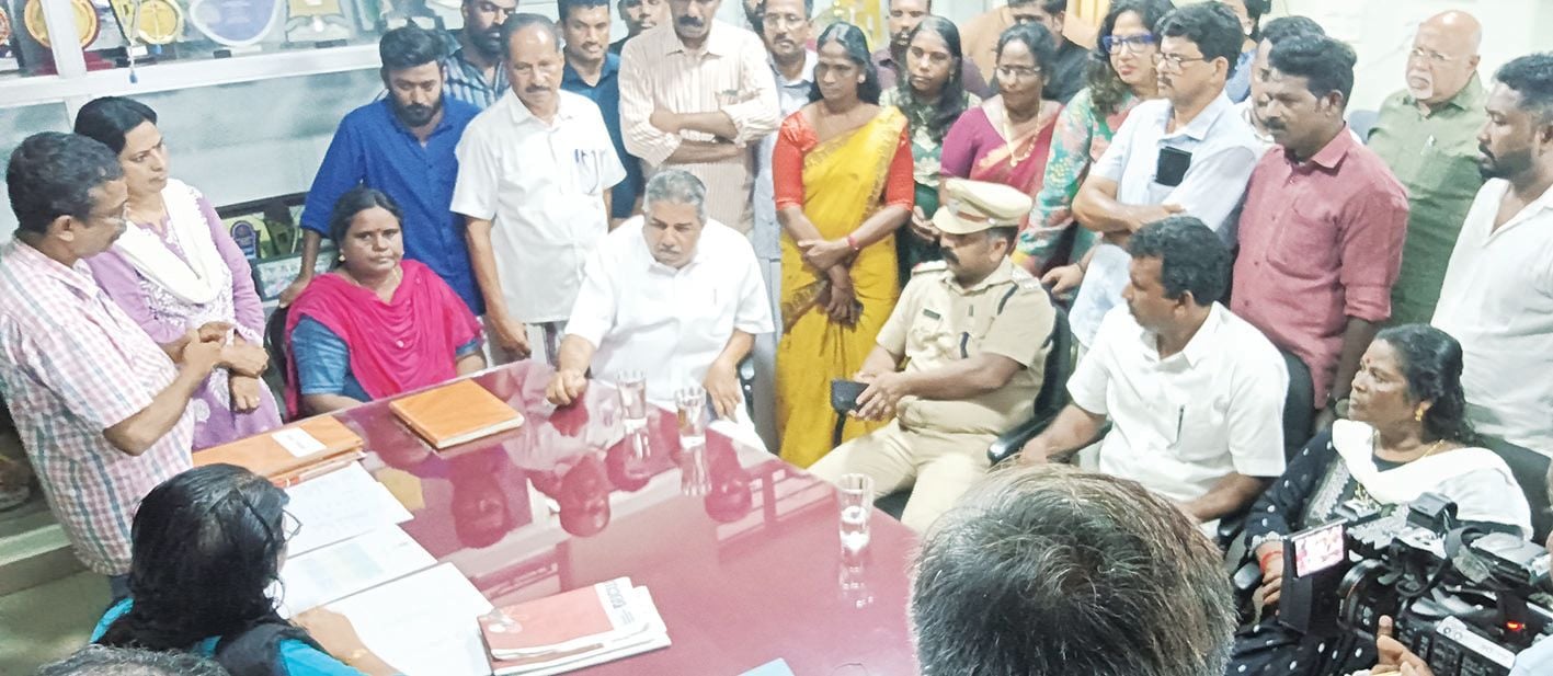 മന്ത്രി സജി ചെറിയാന്‍ ചെന്നിത്തല ജവഹർ നവോദയ സ്‌കൂള്‍ പ്രിന്‍സിപ്പല്‍ ജോളി ടോമിനോട് വിവരങ്ങൾ ചോദിച്ചറിയുന്നു