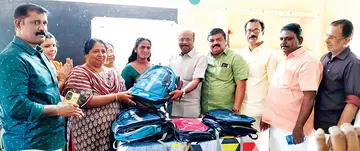മാന്നാർ ടൗൺ ക്ലബി​ന്റെ നേതൃത്വത്തിൽ നടത്തിയ സ്കൂൾ ബാഗുകൾ വിതരണം പഞ്ചായത്ത് പ്രസിഡ​ന്റ് ടി വി രത്നകുമാരി ഉദ്ഘാടനം ചെയ്യുന്നു