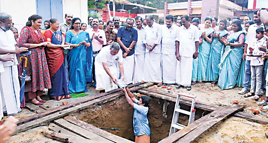 എണ്ണയ്ക്കാട് ഗവ. യുപി സ്കൂളിന്റെ കെട്ടിടത്തിന് മന്ത്രി സജി ചെറിയാൻ കല്ലിടുന്നു