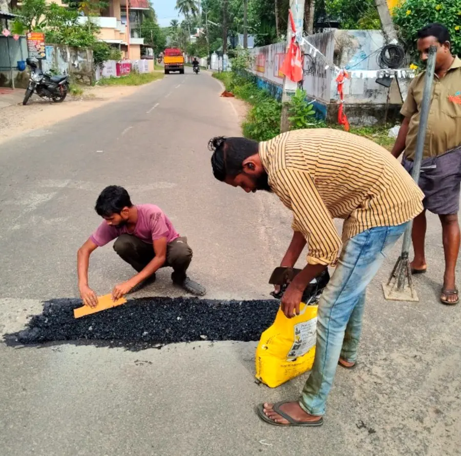 റോഡിലെ അപകട ഭീഷണിയായ കുഴികൾ അധികൃതര്‍ അടയ്‍ക്കുന്നു