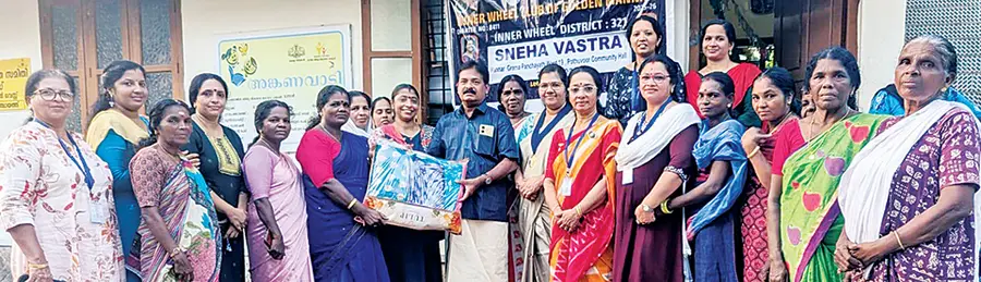ഇന്നർവീൽ ക്ലബ് ഓഫ് ഗോൾഡൻ മാന്നാർ ‘സ്നേഹവസ്ത്ര’ പരിപാടി ചലച്ചിത്ര വികസന കോർപറേഷൻ
ഭരണസമിതിയംഗം കെ എ കരീം ഉദ്ഘാടനംചെയ്യുന്നു