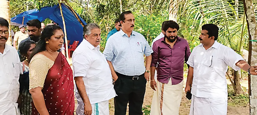 ടവർനിർമാണ സ്ഥലം മന്ത്രി സജി ചെറിയാനും കലക്​ടർ അലക്​സ്​ വർഗീസും സന്ദർശിക്കുന്നു