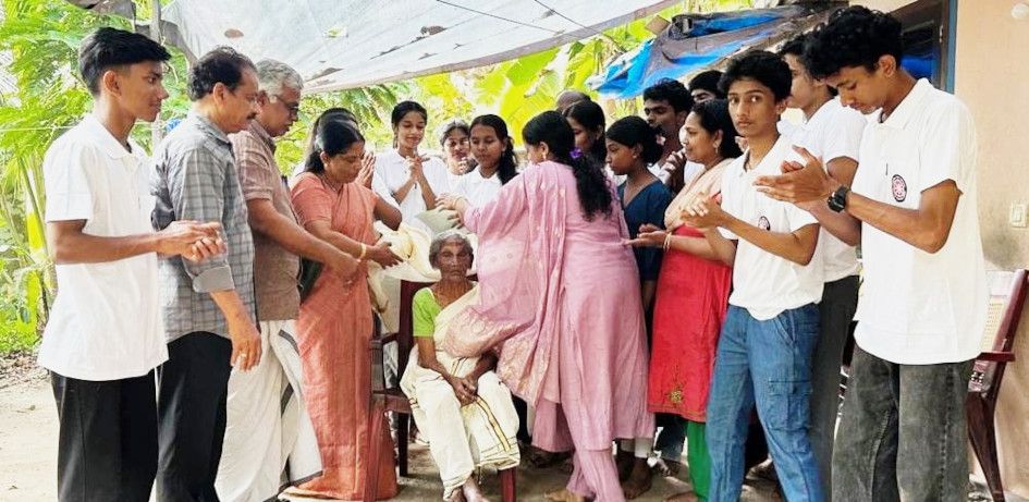 100 വയസുള്ള ചെന്നിത്തല കാരാഴ്മ തെക്കേമേക്കാട്ട് തെക്കേതിൽ ചെല്ലമ്മയെ പഞ്ചായത്തംഗം ശാലിനിയും  എൻഎസ്എസ് വളണ്ടിയേഴ്സും ചേർന്ന് ആദരിക്കുന്നു